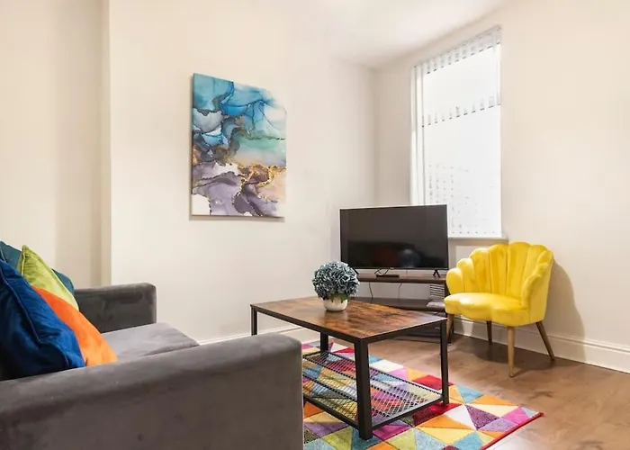 3-Bedroom Home In Liverpool L15 With Free Parking