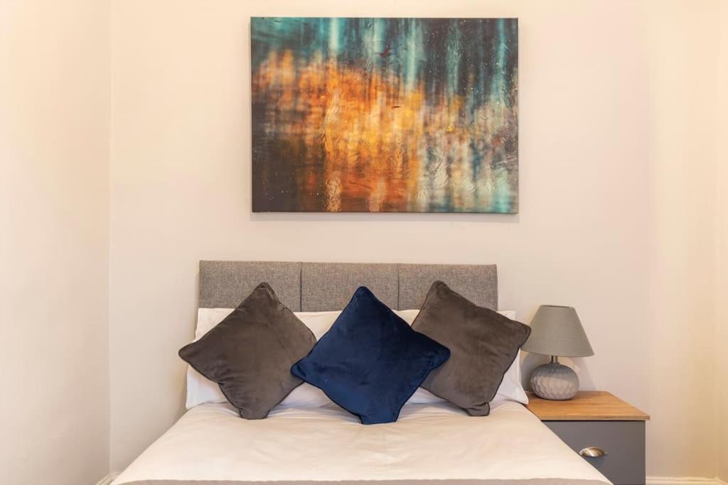3-bedroom In L15 With Free Parking Apartment