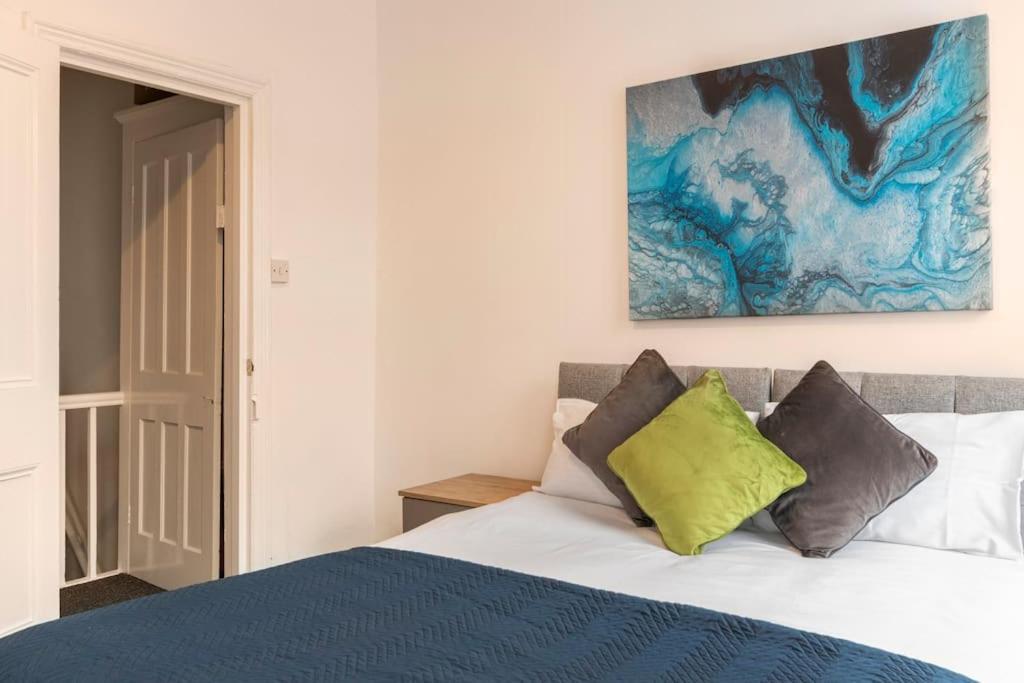 3-bedroom In L15 With Free Parking Apartment *