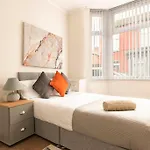 3-Bedroom Home In Liverpool L15 With Free Parking