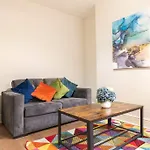 3-Bedroom Home In Liverpool L15 With Free Parking
