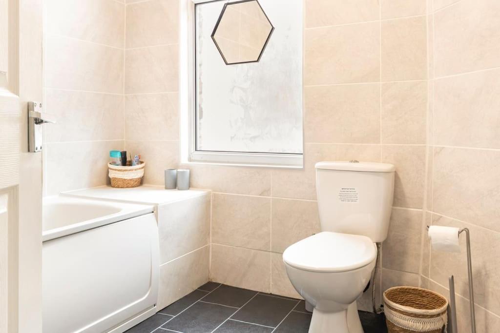 Apartment 3-bedroom In L15 With Free Parking