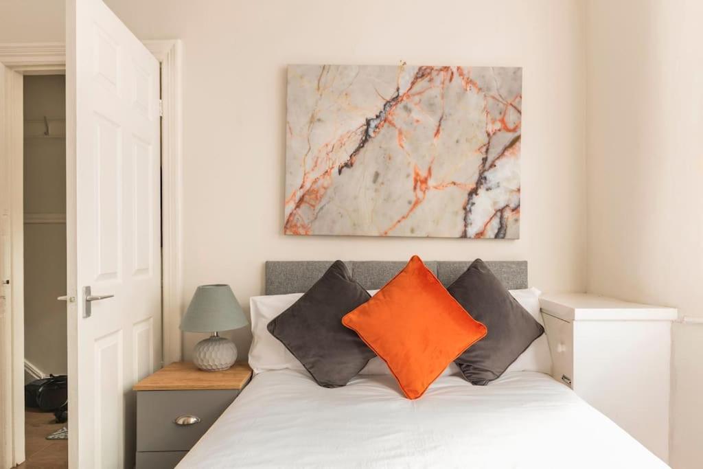 Apartment 3-bedroom In L15 With Free Parking Liverpool