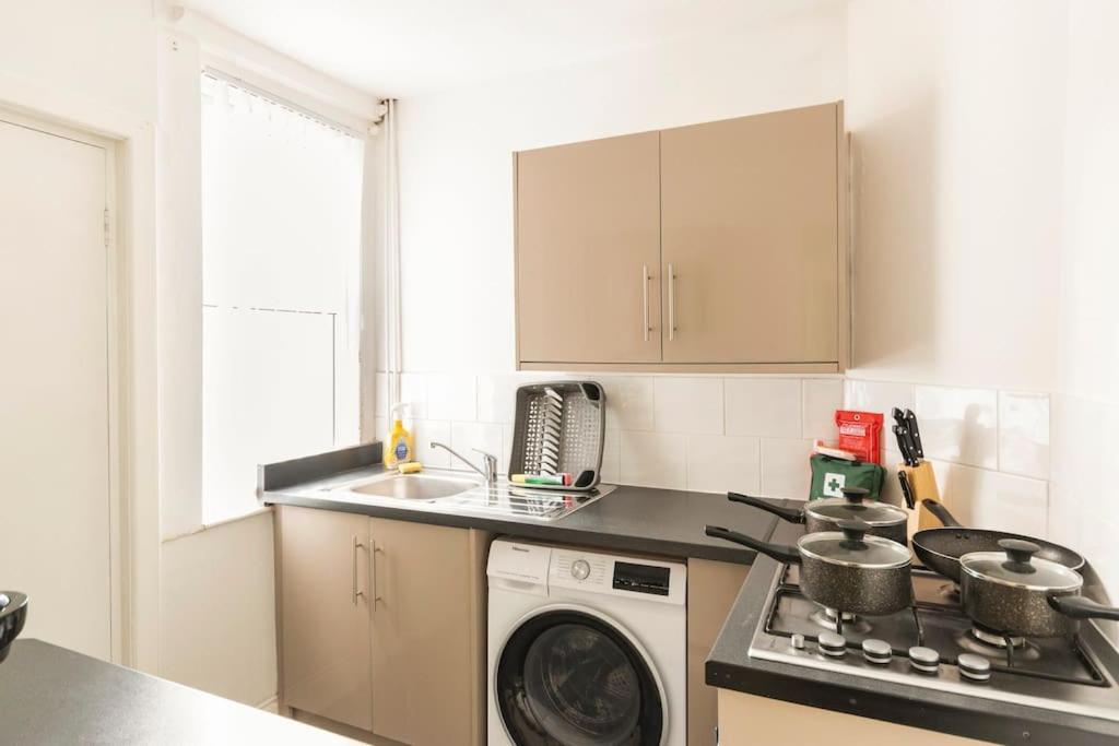 3-bedroom In L15 With Free Parking *